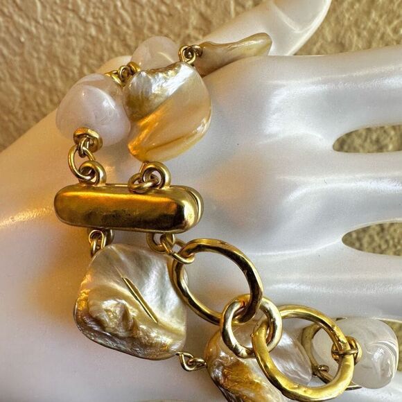 Abalone and white beaded double strand gold tone bracelet - Picture 7 of 8